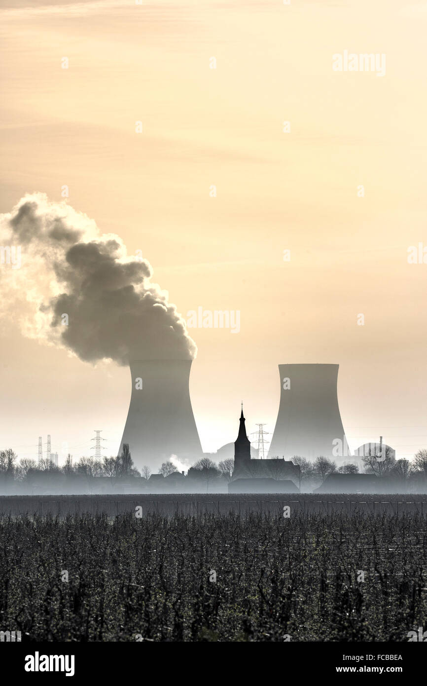 Niederlande, Nieuw Namen Westerschelde Fluss. Hintergrund-Kernkraftwerk DOEL im Hafen von Antwerpen (Belgien) Stockfoto