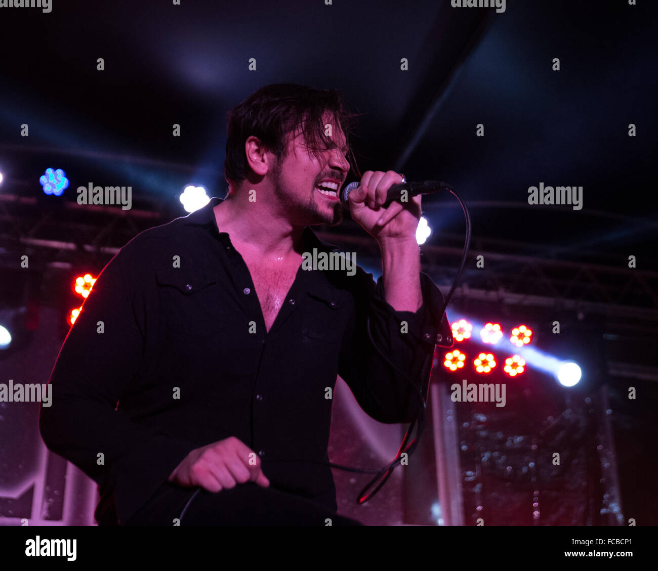 Dallas, Texas, USA. 20. Januar 2016. Sänger RICK DEJESUS der amerikanischen Rockband Adelitas Weg führt am Monkey Bar N Gasgrill in Dallas, Texas als Teil des Konzerns schlechten Ruf Tour. Bildnachweis: Scott W. Coleman/Alamy Live-Nachrichten Stockfoto