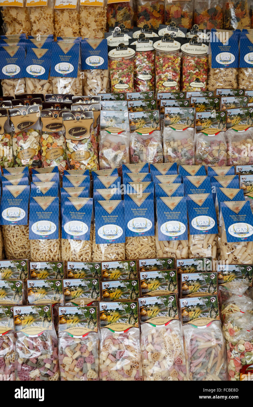 Nudeln stehen auf Markt in Rom Stockfoto