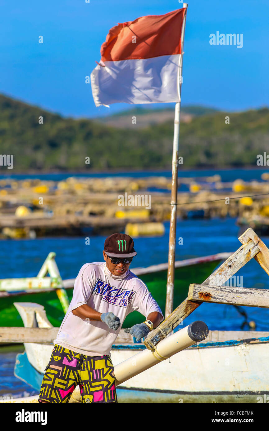 Asiatischer Mann mit indonesischen Flagge. Insel Lombok. Indonesien. Stockfoto