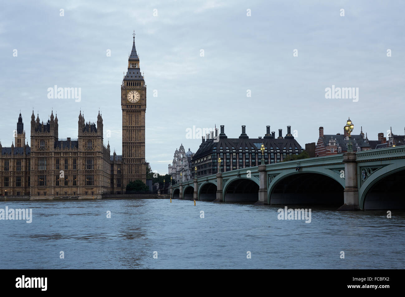 Big Ben, Brücke und Themse-Blick in den frühen Morgenstunden in London, natürlichen Farben und Lichter Stockfoto