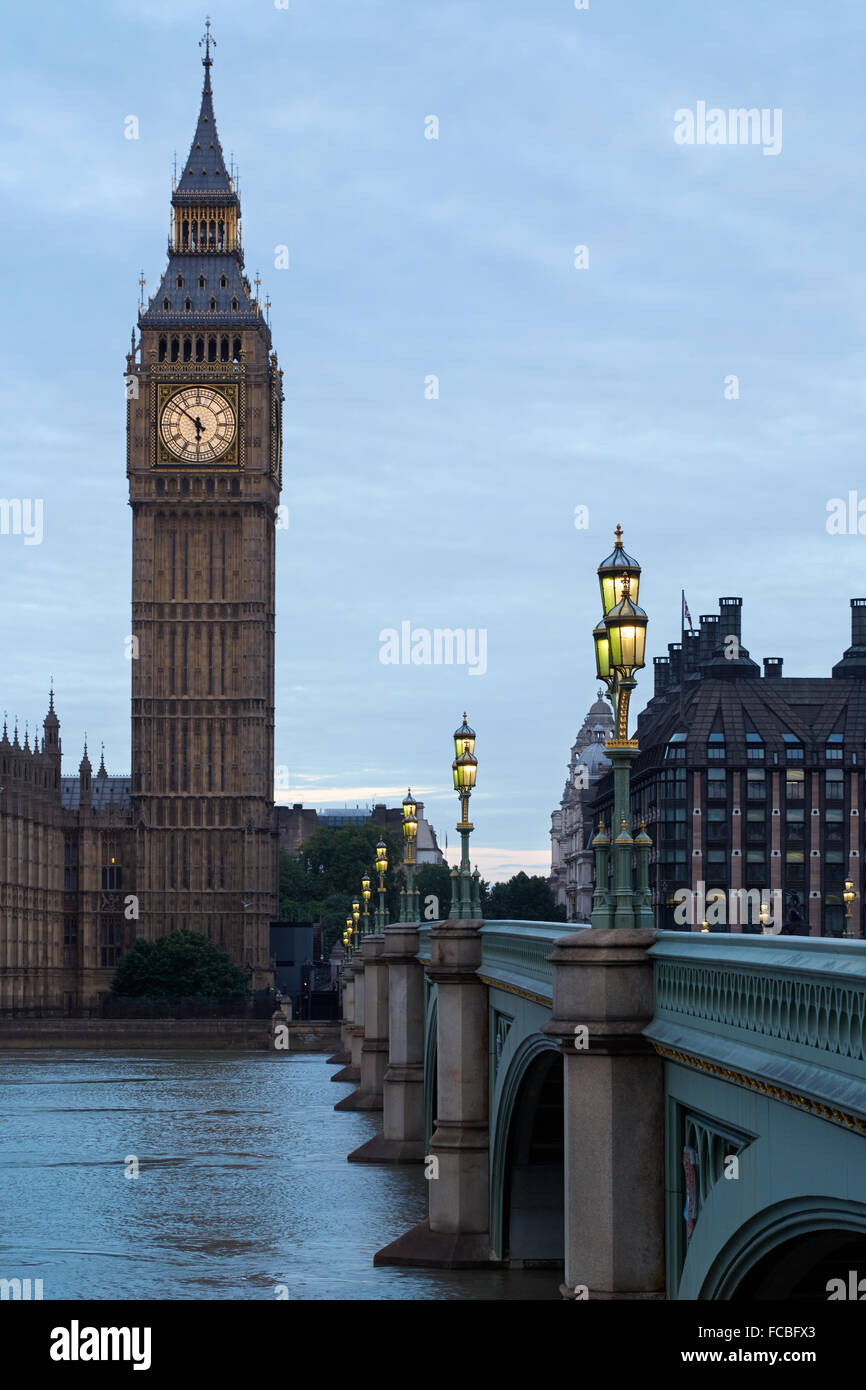 Big Ben und beleuchtete Brücke am frühen Morgen in London, natürlichen Farben und Lichter Stockfoto