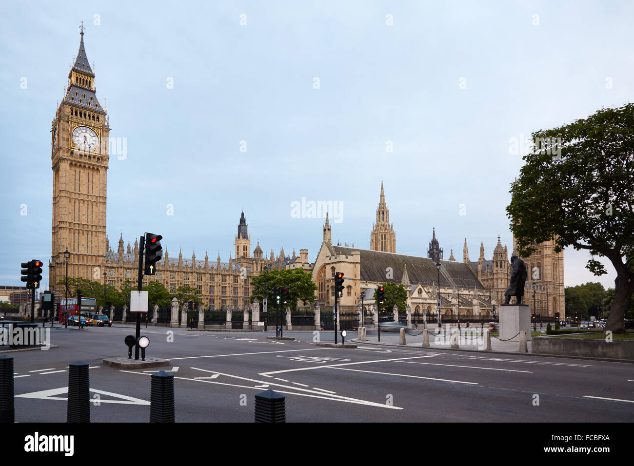 Big Ben und die Houses of Parliament in den frühen Morgenstunden, leere Straße in London Stockfoto