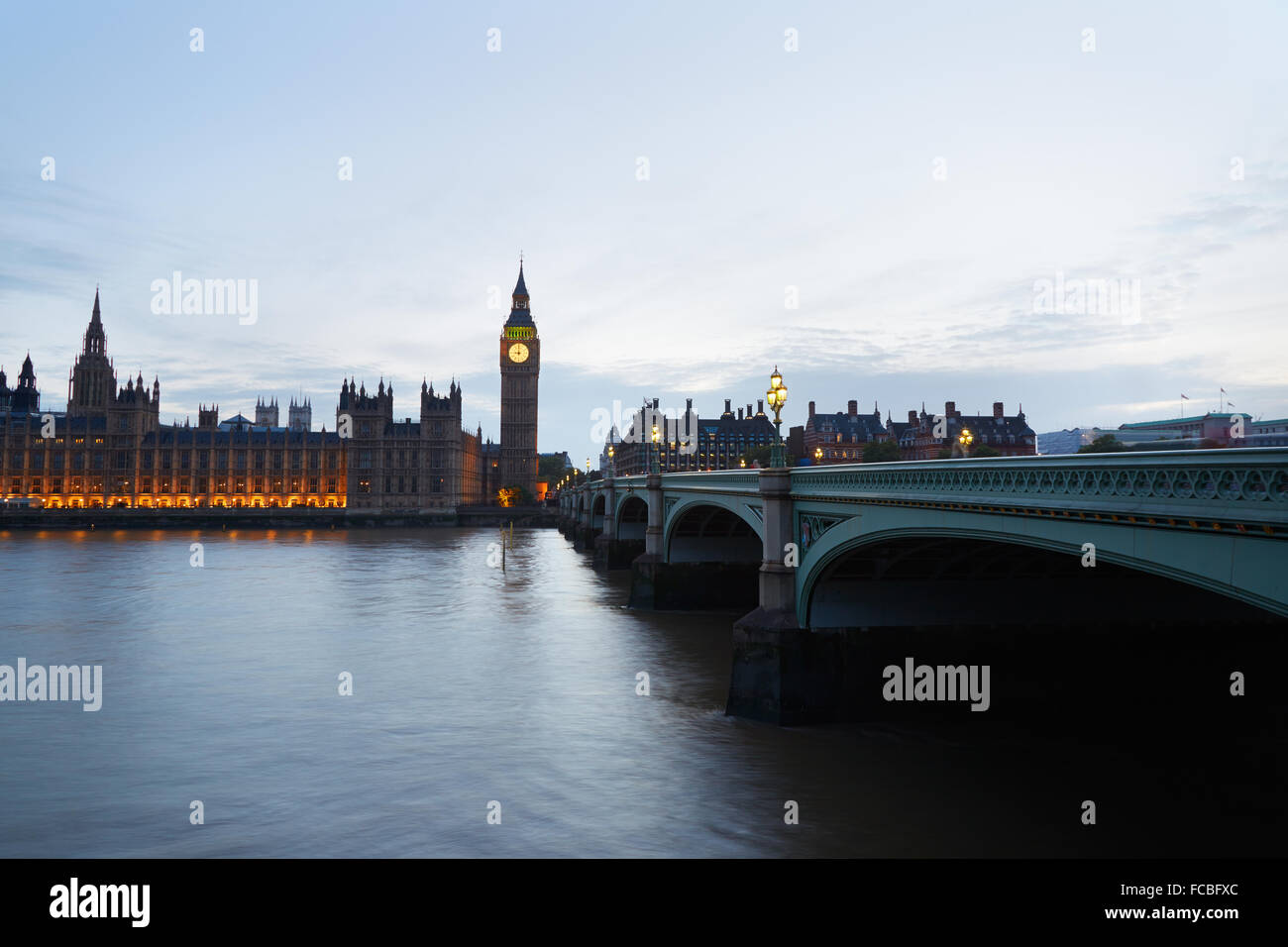 Big Ben und Westminster-Palast in der Abenddämmerung in London, natürliches Licht und Farben Stockfoto