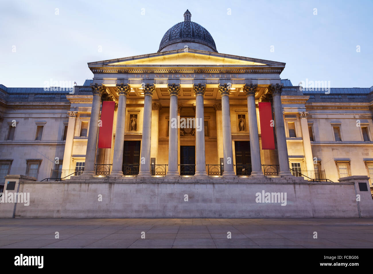 Die National Gallery Fassade beleuchtet in der Abenddämmerung in London Stockfoto