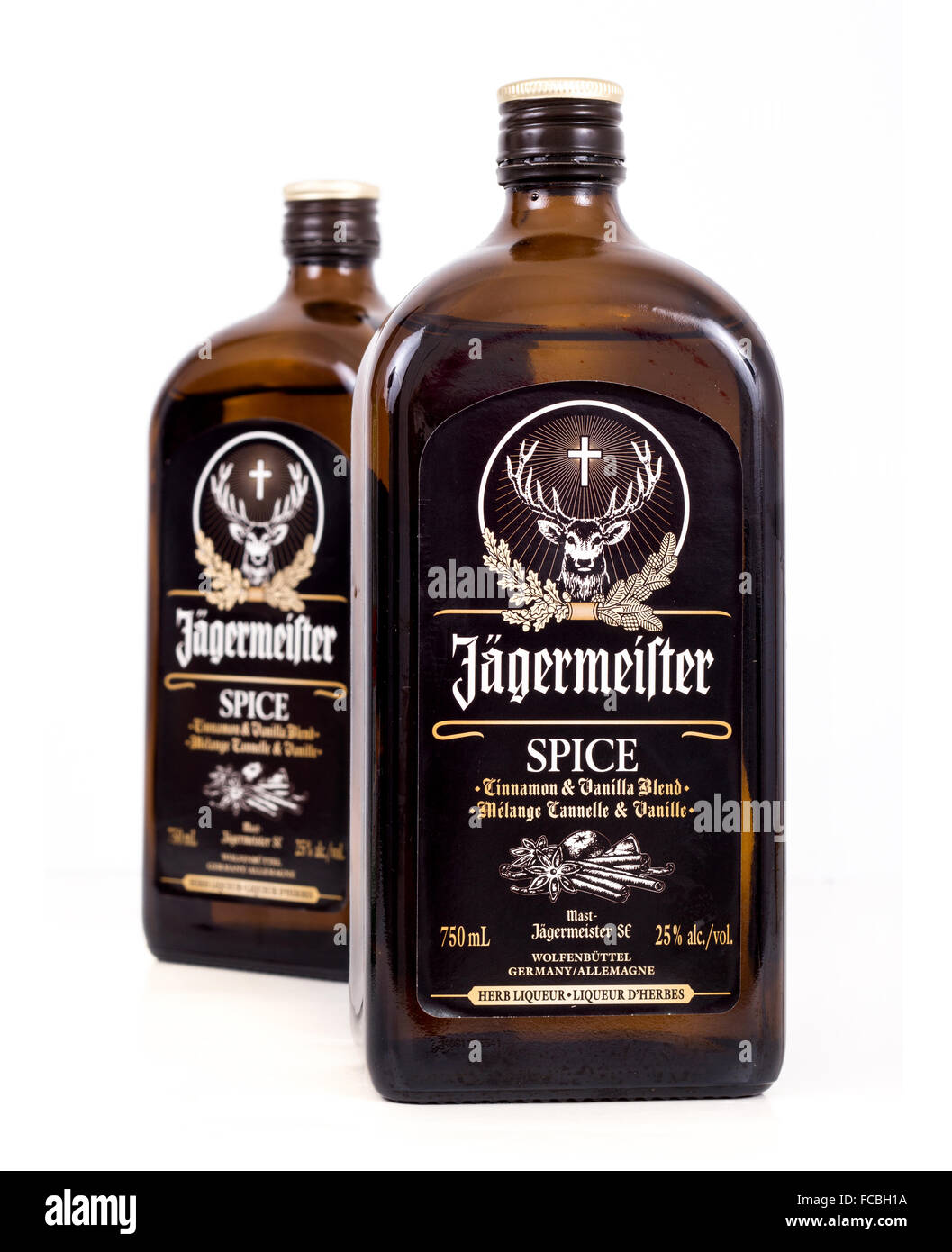 Sorel-Tracy, Kanada-21. Januar 2016: Zwei Glasflasche Jägermeister Würze dunklen Schnaps. Jägermeister ist ein deutscher Digestif-ma Stockfoto