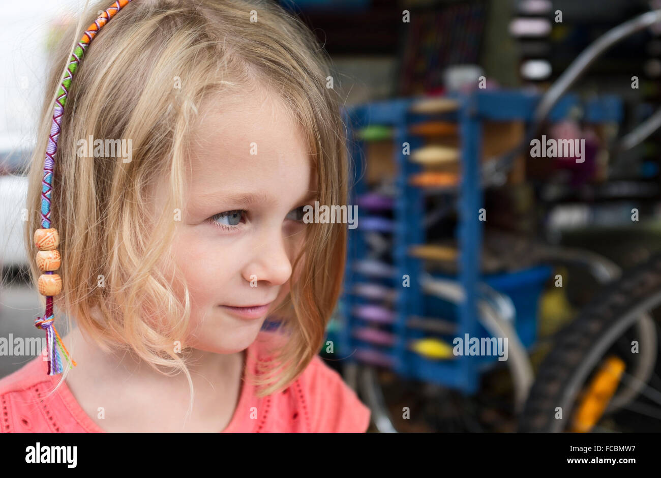 5-Jähriges Mädchen hatte gerade Ihr Haar geflochten mit Reals unscharf im Hintergrund Stockfoto