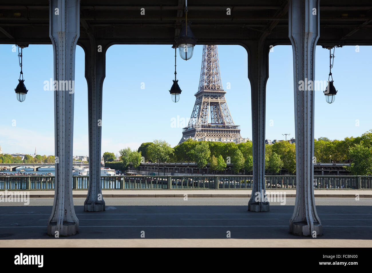 Bir Hakeim-Brücke und der Eiffelturm in Paris an einem sonnigen Tag Stockfoto