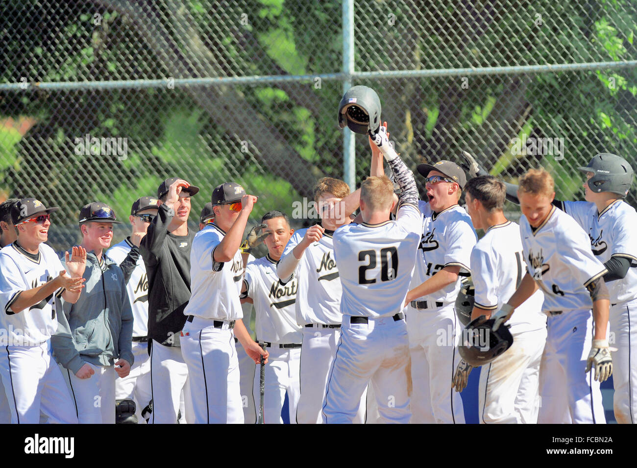 Ein High School Team feiert eine Drei-run Home Run im ersten Inning von einem Endspiel Spiel. USA. Stockfoto