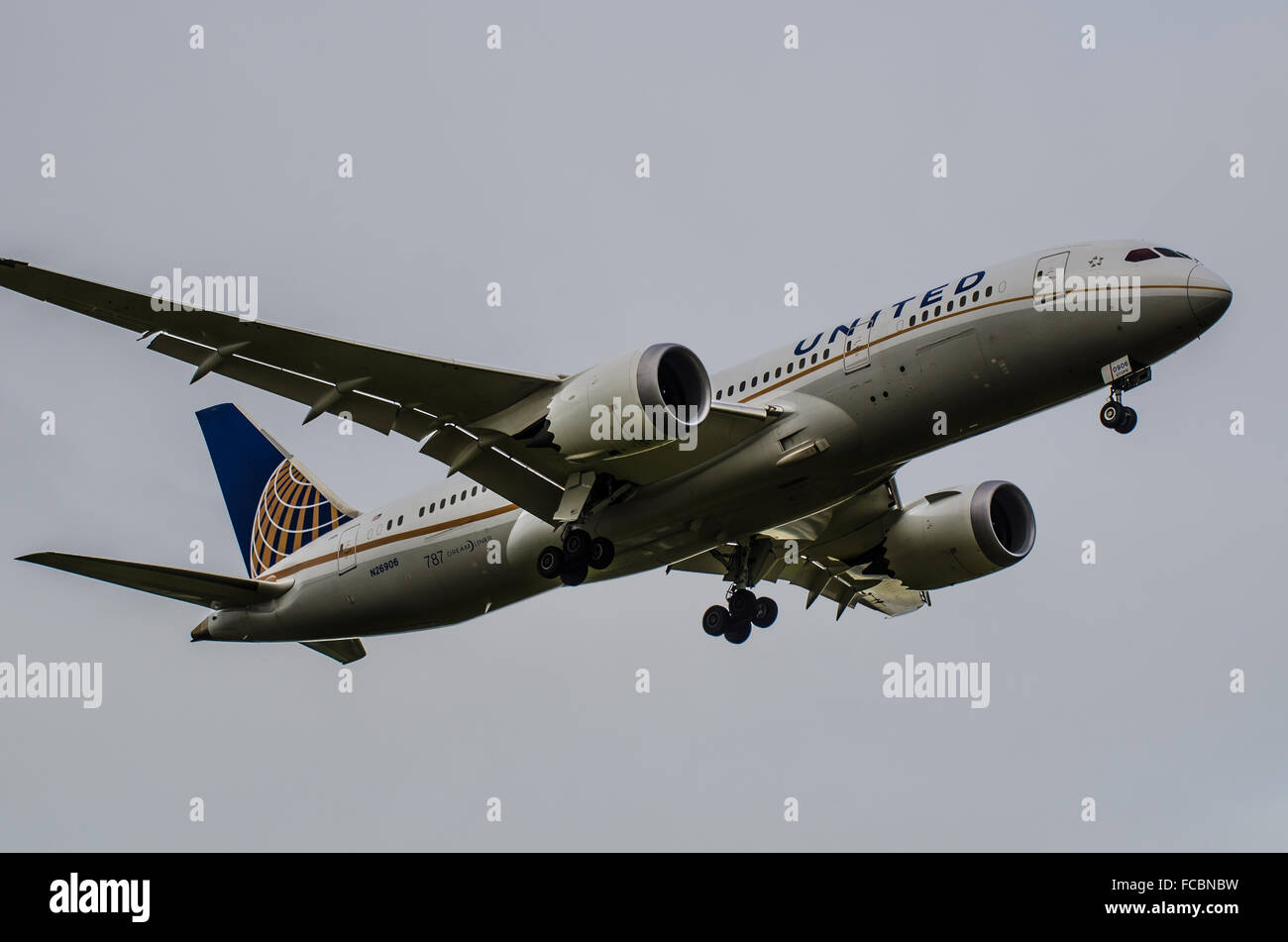 United Airlines Boeing 787 - 8 Dreamliner - N26906 landet bei bewölktem Wetter am Flughafen London Heathrow Stockfoto