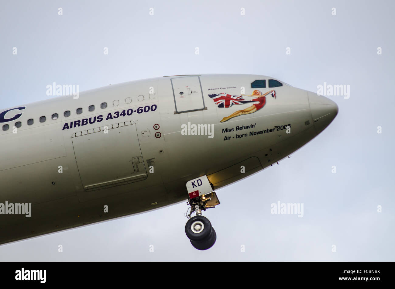 'Miss Behavin' 'Virgin Atlantic Airways Airbus A340 -642 - G-VWKD landet bei bewölktem Wetter am Flughafen London Heathrow Stockfoto