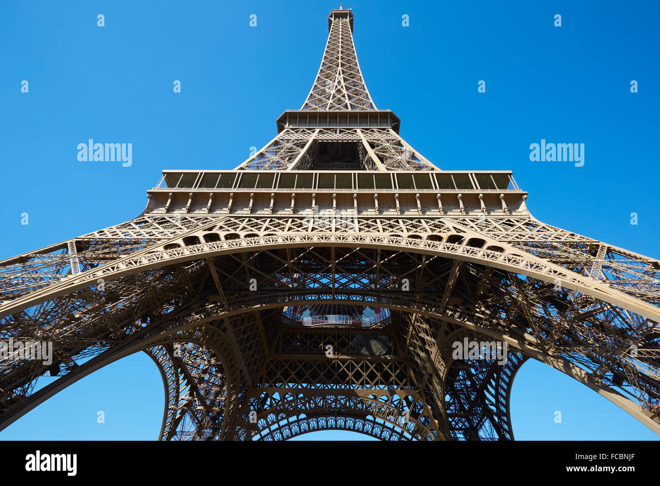 Eiffelturm, sonnigen Sommer Tag mit blauen Himmel in Paris Stockfoto