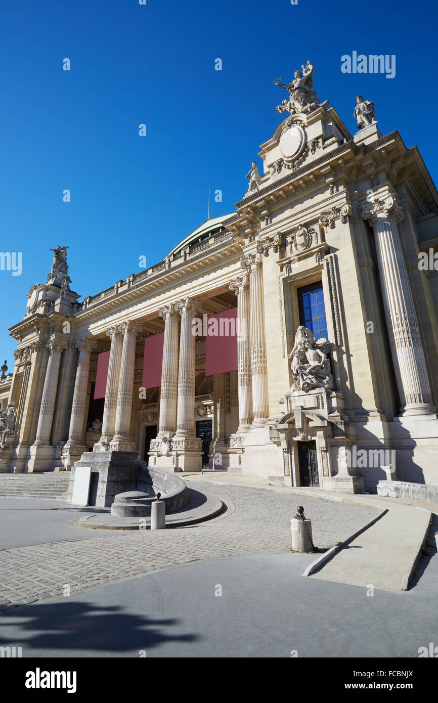Grand Palais Palace an einem sonnigen Tag, blauer Himmel in Paris Stockfoto