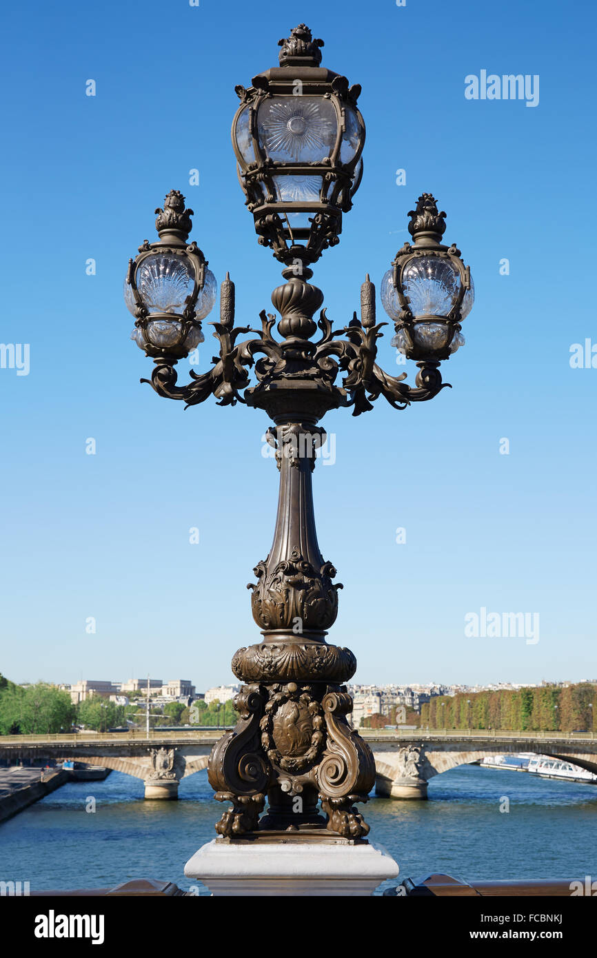 Alten Straßenlaterne in Paris, Alexander III Brücke, blauer Himmel Stockfoto