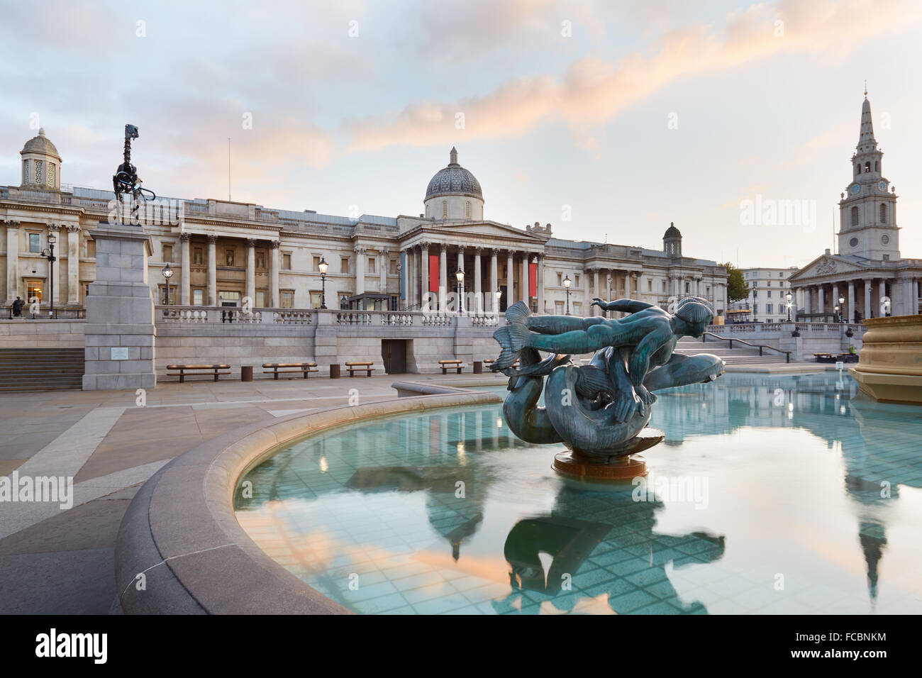 Trafalgar Square, National Gallery zu leeren und her Sockel anzeigen am frühen Morgen Stockfoto