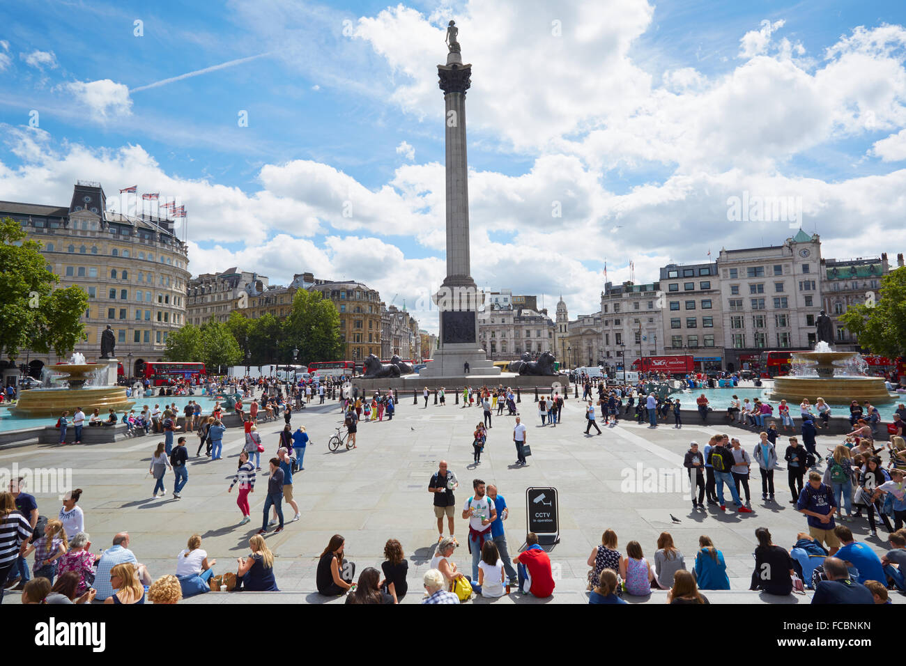 Trafalgar Square in einem sonnigen Tag, Menschen und Touristen in London, UK Stockfoto