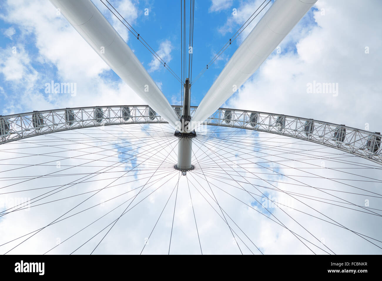 London Eye, weiße Ferris Wheel in einem Sommernachmittag, niedrigen Winkel Ansicht Stockfoto