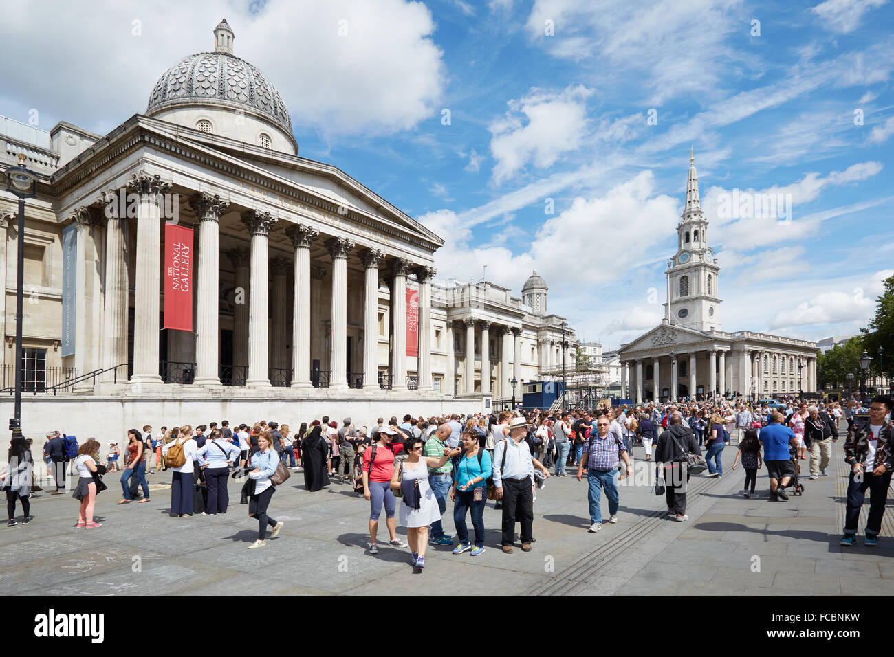 Die National Gallery am Trafalgar Square in London an einem sonnigen Nachmittag, Masse der Touristen Stockfoto