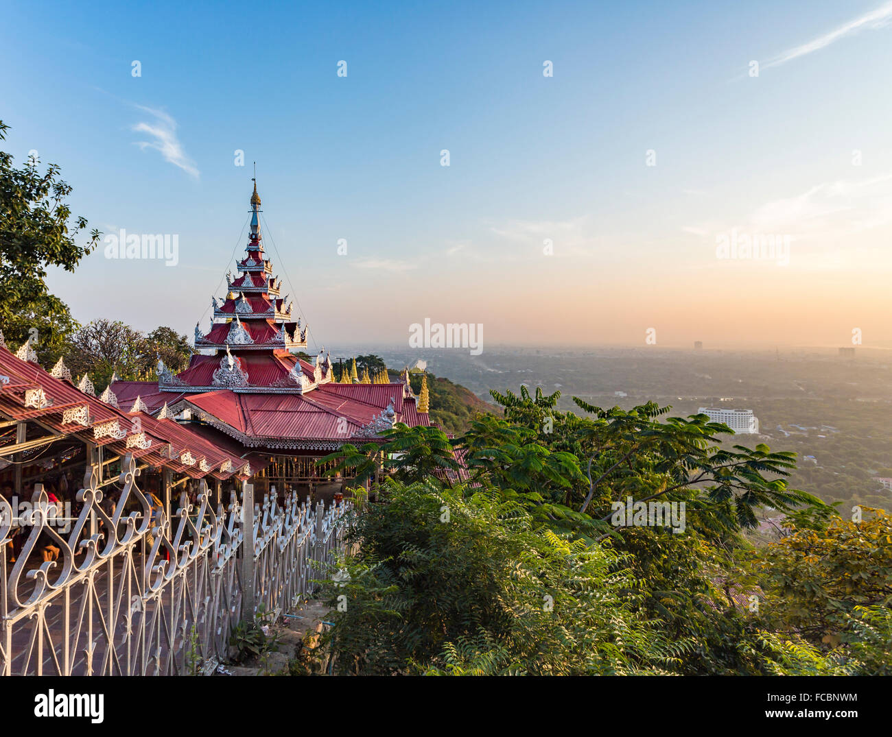 Panaramic Blick aus dem Sataungpyei Tempel auf dem Mandalay Hill, Mandalay, Myanmar (Burma) bei Sonnenuntergang Stockfoto