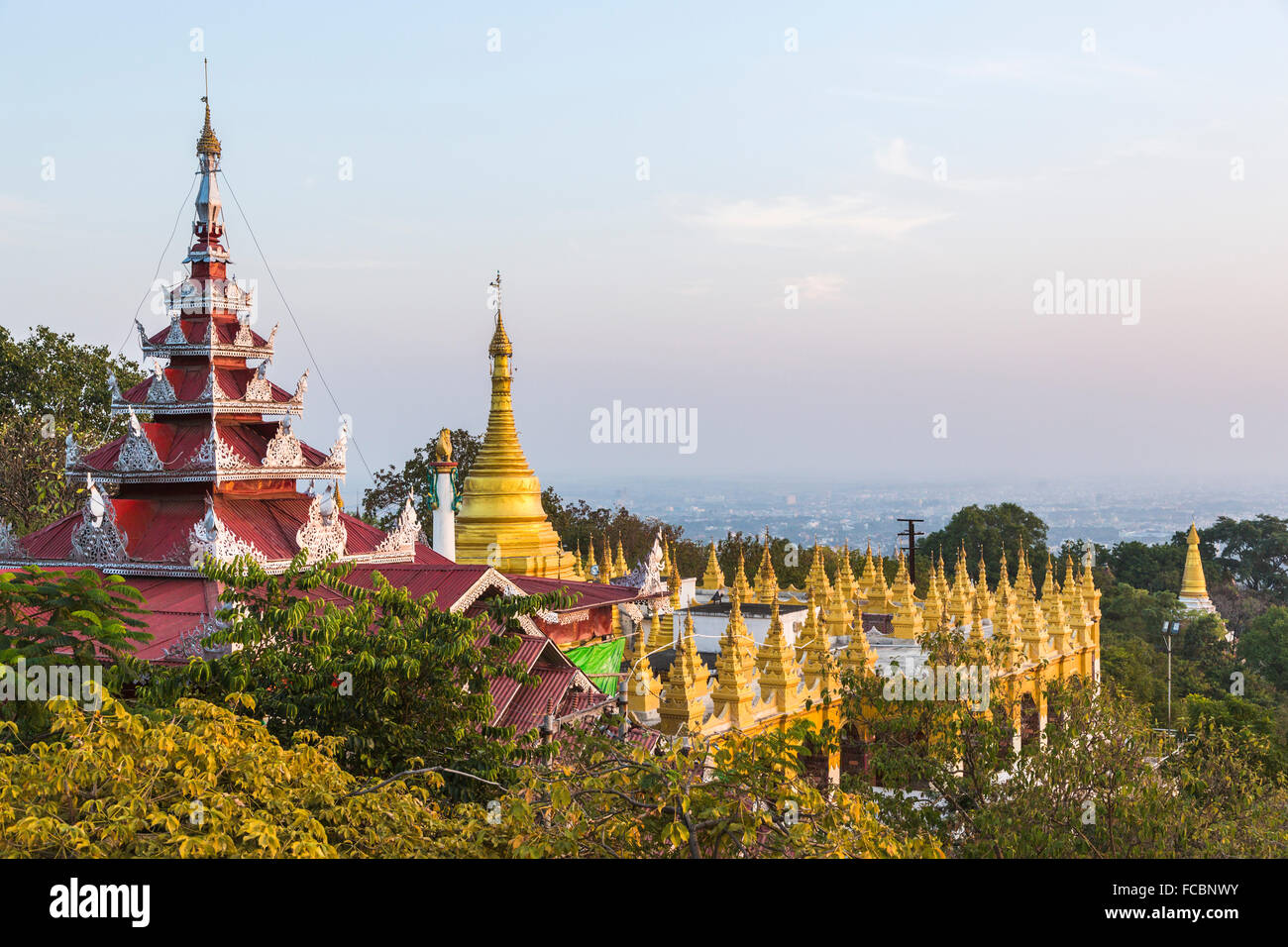 Sataungpyei Tempel an der Spitze der Mandalay Hill Pagode, Mandalay, Myanmar (Burma) im Abendlicht Stockfoto