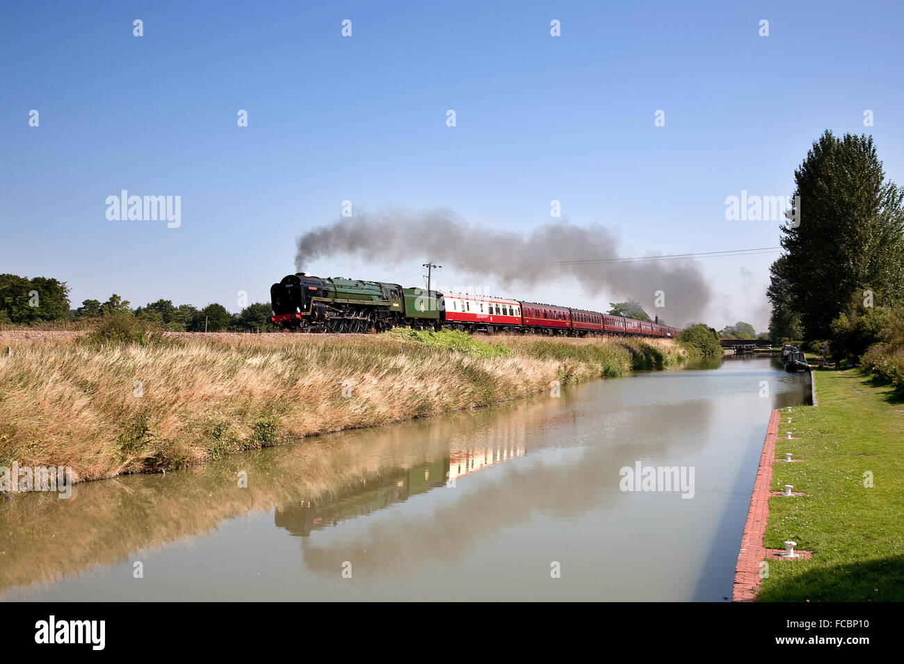 BR 'Britannia' 4-6-2 No. 70000 'Britannia' passiert Crofton mit dem West Somerset Express nach Minehead - 8. August 2015 Stockfoto