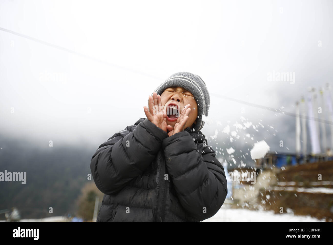Helumbu, Nepal. 21. Januar 2016. Ein Kind bekommt von Schnee von seinem Freund auf Helumbu getroffen ein Dorf im Bezirk Sindhupalchowk entfernt. Ein Vereinigten Staaten ansässige Hilfsorganisation Samaritan Purse versammelten Beben Überlebenden in Sindhupalchowk, Rasuwa und Nuwakot Distrikte, die die zerstörten und betroffenen Bereiche nach dem Erdbeben und Nachbeben sind Winter-Materialien für rund 6.000 Erdbeben betroffenen Familien Wert $ 1,5 Millionen. © Skanda Gautam/ZUMA Draht/Alamy Live-Nachrichten Stockfoto