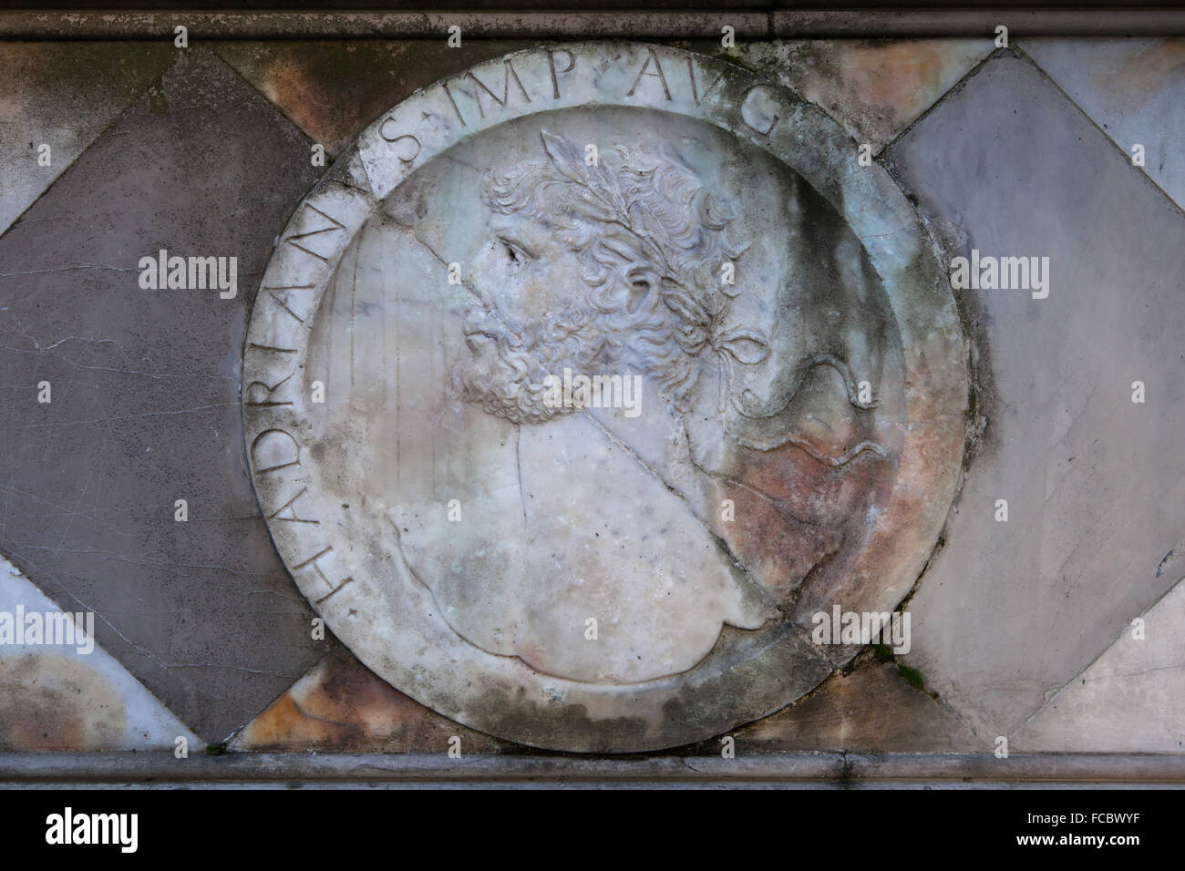 Römischer Kaiser Hadrian. Aus Marmor Tondo des italienischen Renaissance-Bildhauers Giovanni Antonio Amadeo auf die Cappella Colleoni in Bergamo, Lombardei, Italien. Stockfoto