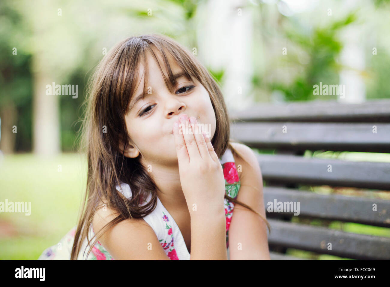 Porträt von netten Mädchen bläst einen Kuss Stockfoto