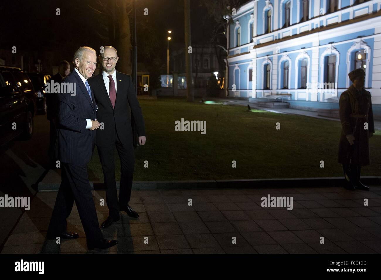 US-Vizepräsident Joe Biden begrüßt ukrainische Ministerpräsidentin Arseniy Yatsenyuk vor dem Schrank Minister Club 7. Dezember 2015 in Kiew, Ukraine. Stockfoto