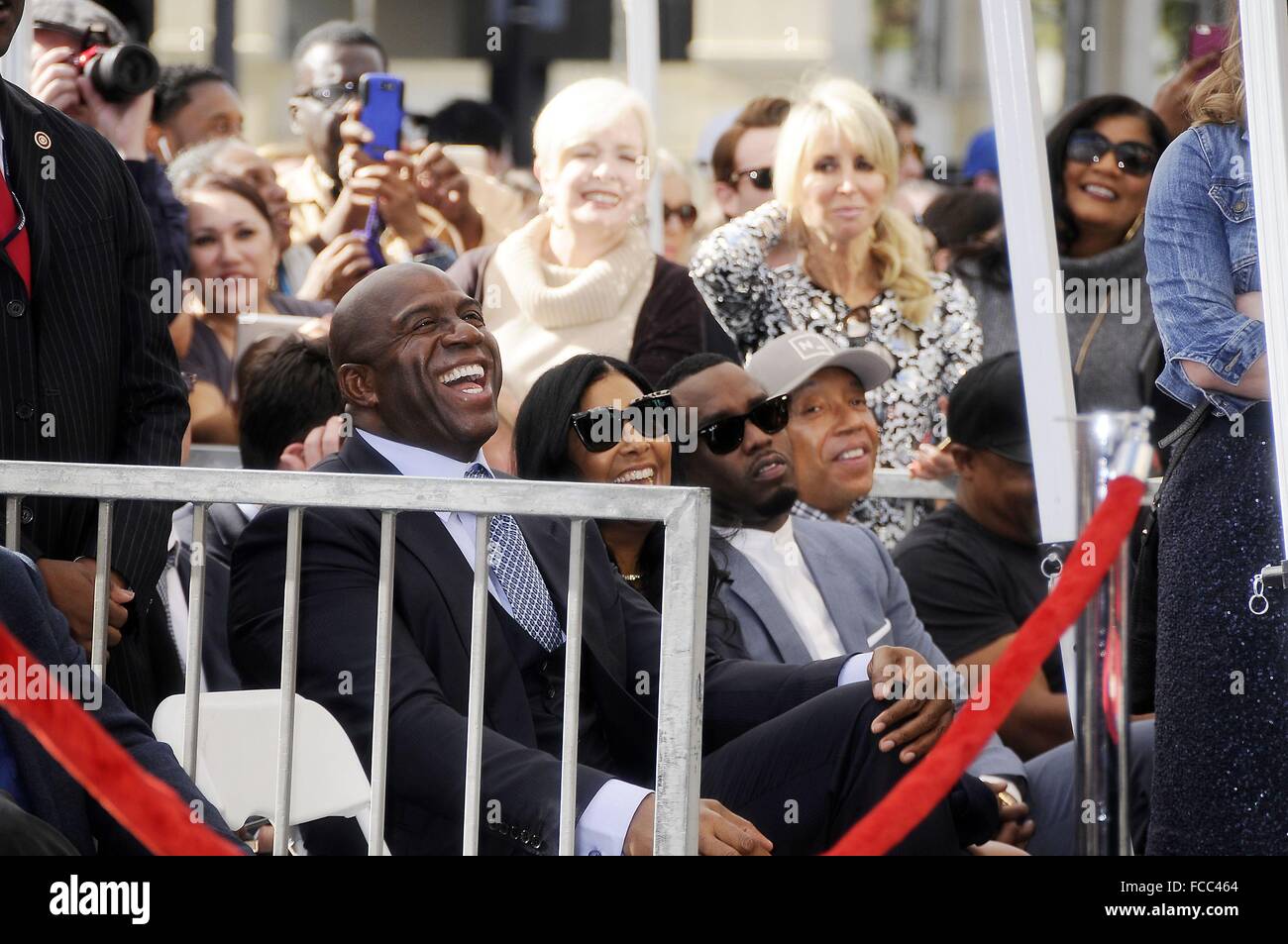 Los Angeles, CA, USA. 21. Januar 2016. Magic Johnson, Cookie Johnson, Sean Diddy Combs, Russell Simmons bei der Induktion Zeremonie für Stern auf dem Hollywood Walk of Fame für LL Cool J, Hollywood Boulevard, Los Angeles, Kalifornien, 21. Januar 2016. Bildnachweis: Michael Germana/Everett Collection/Alamy Live-Nachrichten Stockfoto