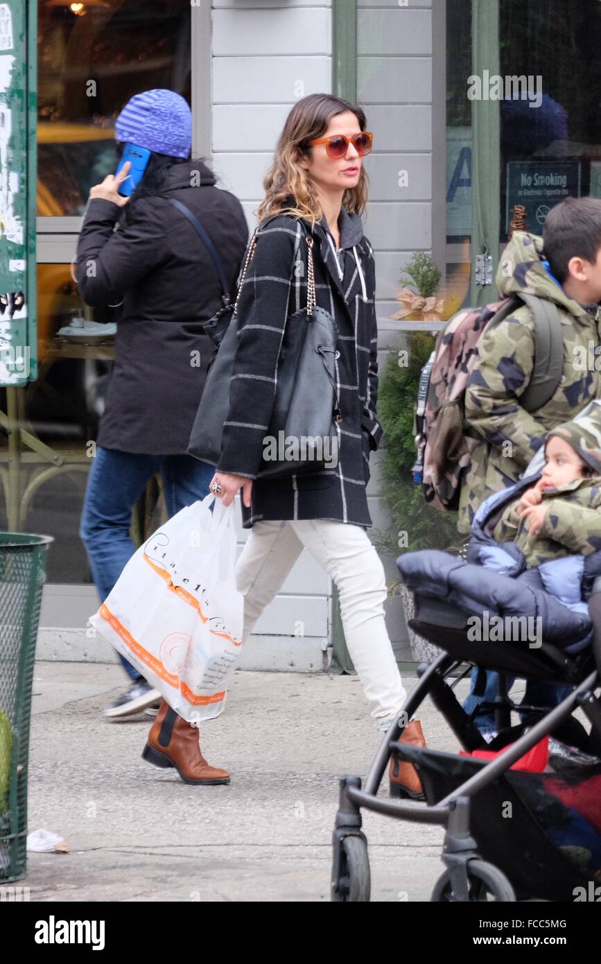 Rechtsordnung & Schauspielerin Jill Hennessy, Weihnachts-Essen Einkaufen bei Citarella Gourmetmarkt mit Soho: Jill Hennessy Where: New York City, New York, USA bei: 21. Dezember 2015 Stockfoto