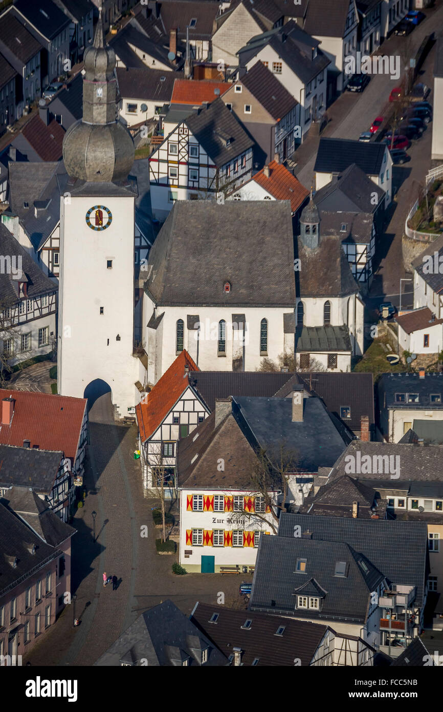 Luftbild, alte Stadt Arnsberg, alte Straßenmarkt und Stadt Kapelle St.Georg, Glockenturm, Arnsberg, Sauerland, Deutschland, Europa, Stockfoto