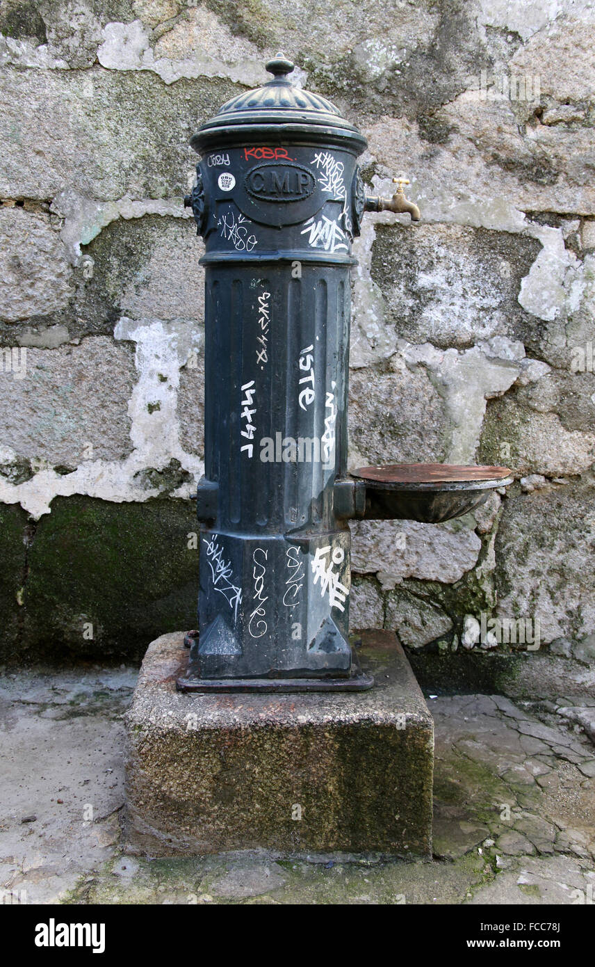 Antike Brunnen auf einer Straße in der portugiesischen Stadt Porto Stockfoto