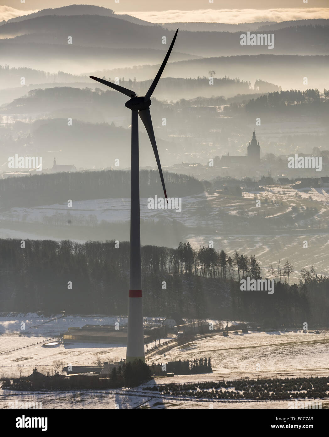 Luftbild, Windenergieanlage, Windkraftanlage vor Scharfenberg mit langen Schatten und Windmühlen-Effekt, Blendung, Luft, wind Stockfoto