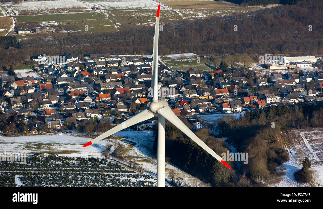 Luftbild, Windenergieanlage, Windkraftanlage vor Scharfenberg mit langen Schatten und Windmühlen-Effekt, Blendung, Kirche Stockfoto