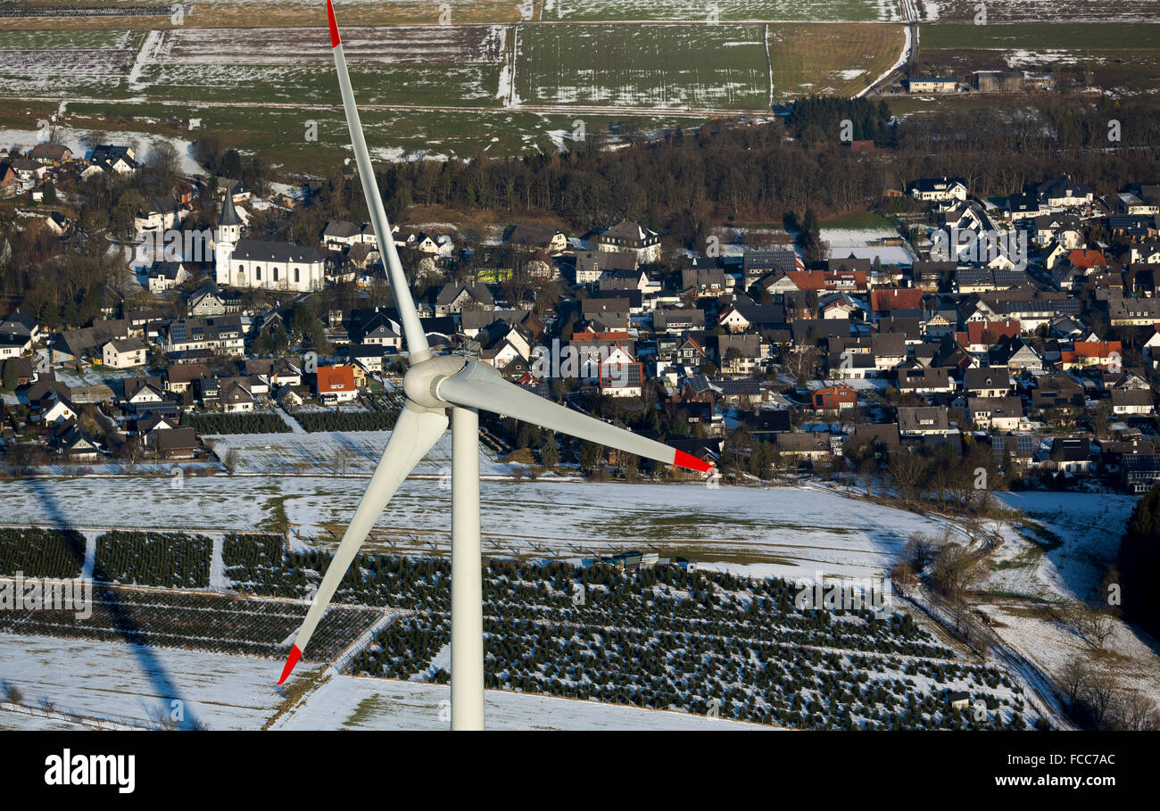 Luftbild, Windenergieanlage, Windkraftanlage vor Scharfenberg mit langen Schatten und Windmühlen-Effekt, Blendung, Kirche Stockfoto