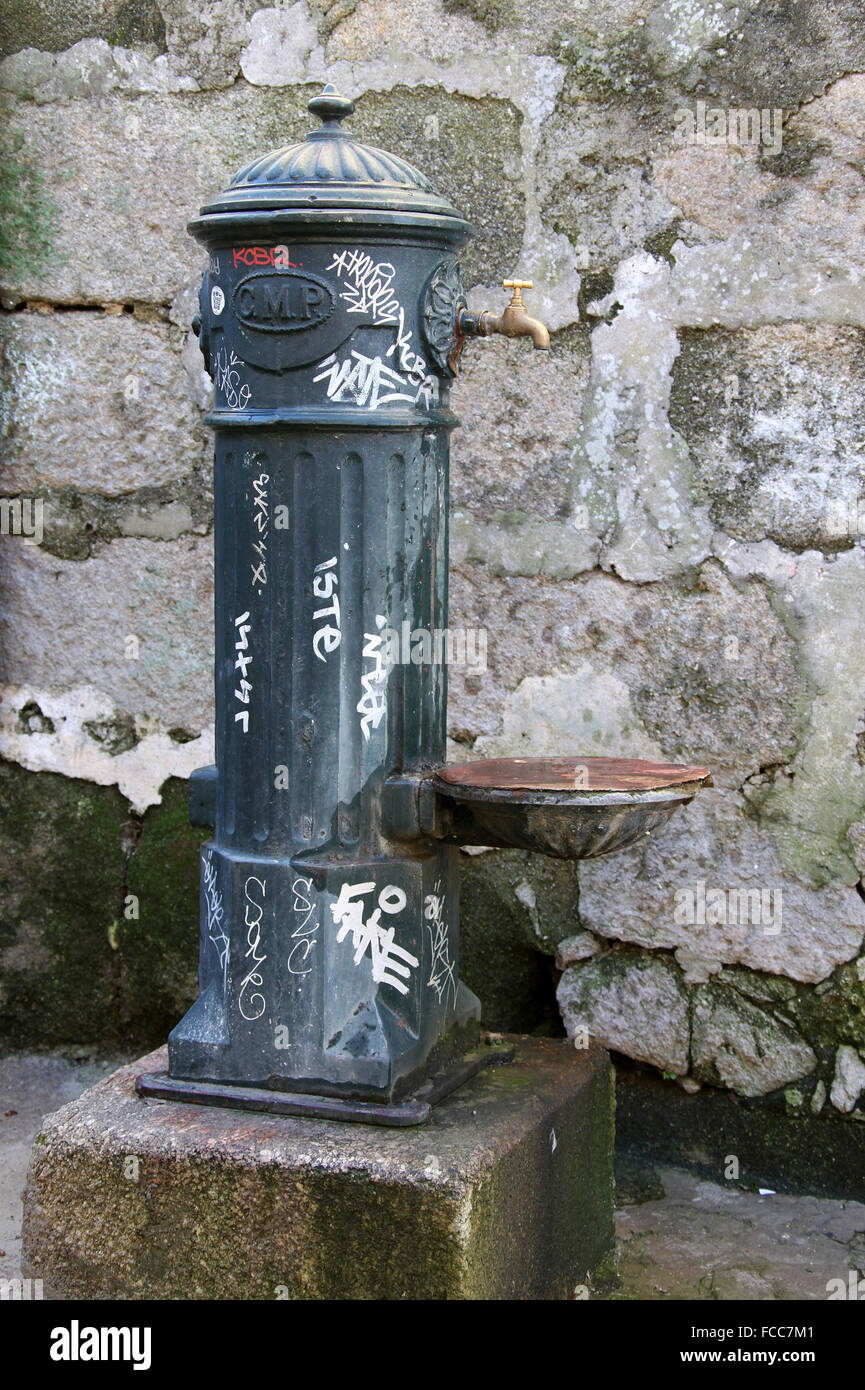 Antike Brunnen auf einer Straße in der portugiesischen Stadt Porto Stockfoto