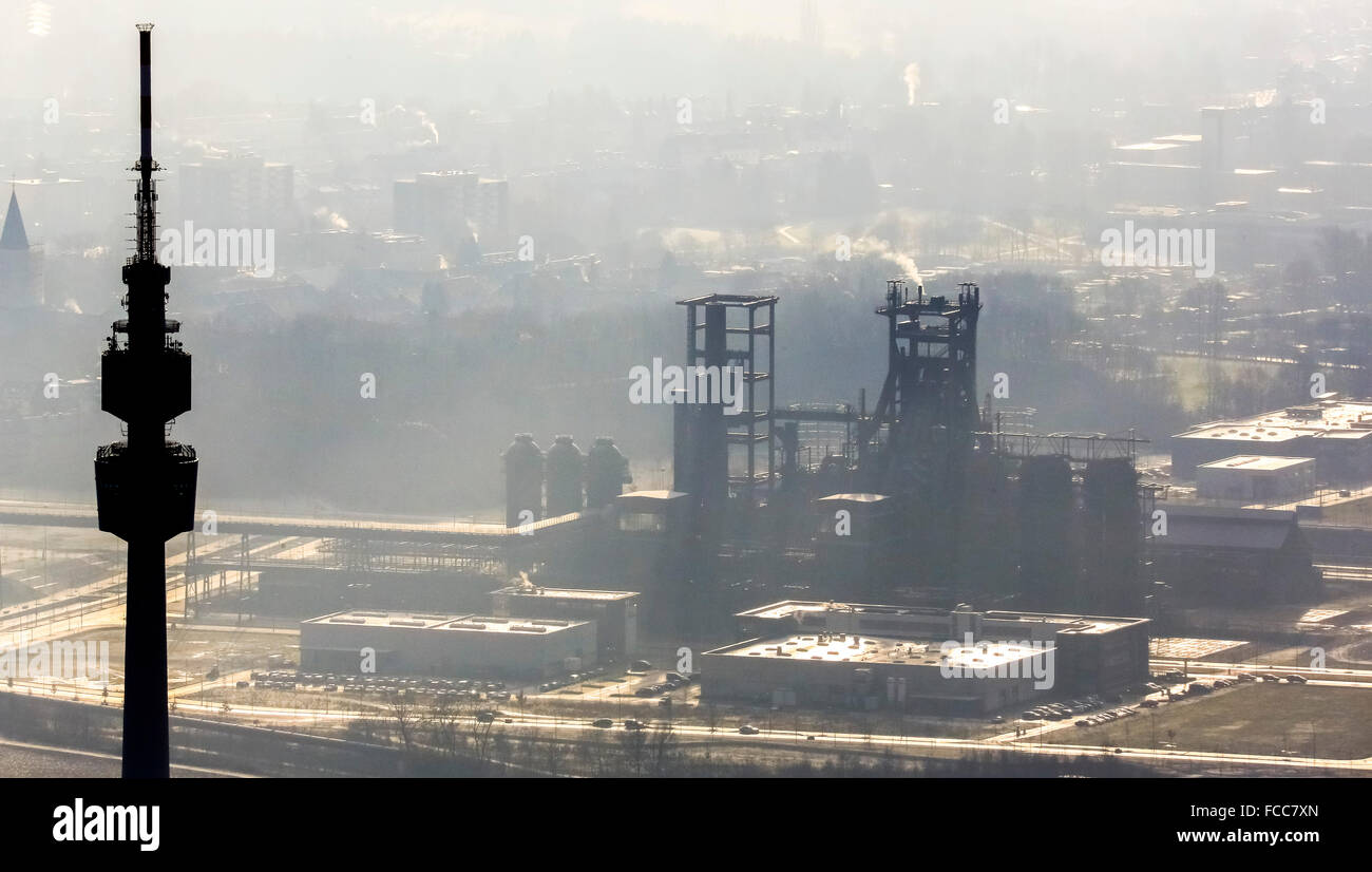 Luftaufnahme, Blick von der Dortmunder Innenstadt über den Fernsehturm Florian auf dem Gelände Phoenix West, Hochofen Ruinen, Stockfoto