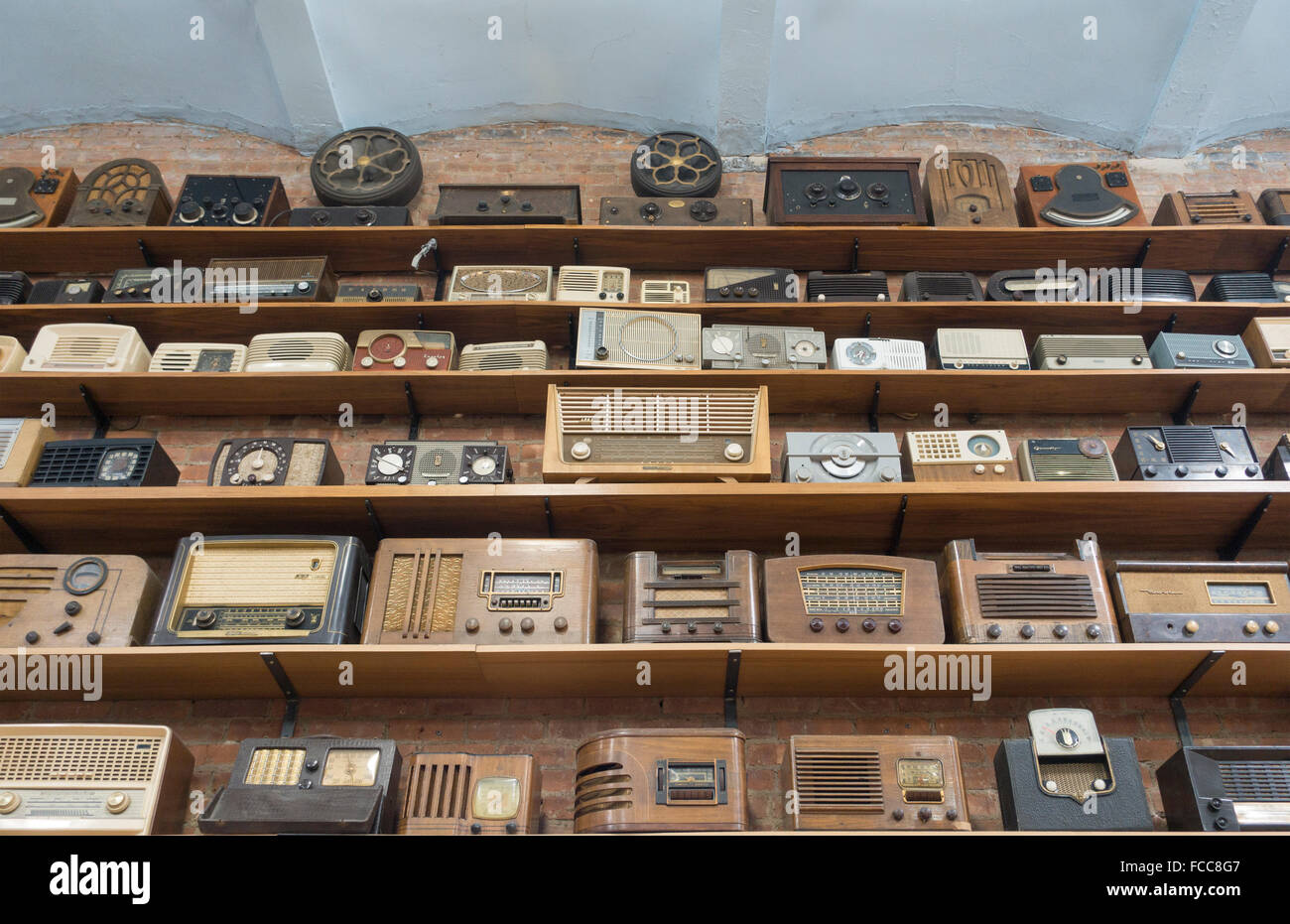 Alte Radiosammlung im Antiquitätenladen Stockfoto