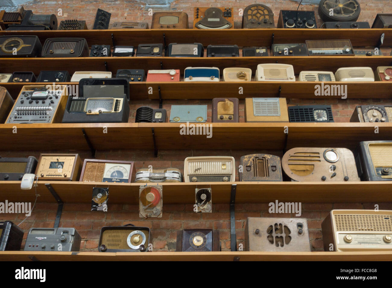 Alte Radiosammlung im Antiquitätenladen Stockfoto