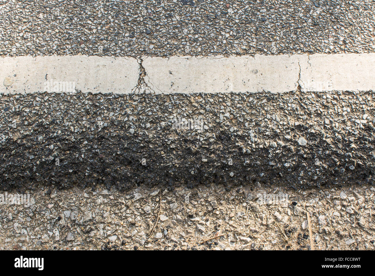 alten Asphalt am Straßenrand Stockfoto