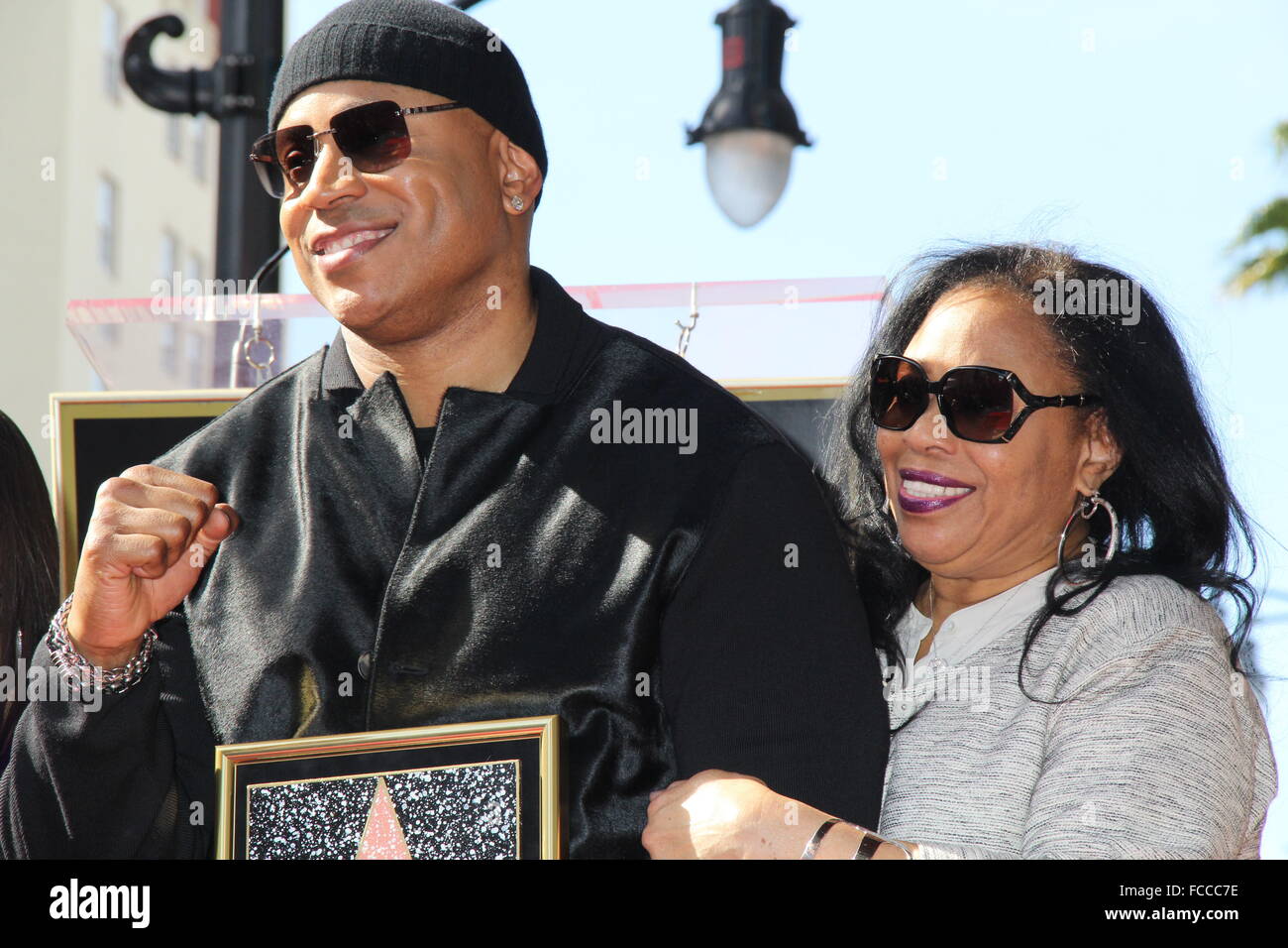 Hollywood, Kalifornien, USA. 21. Januar 2016. I15805CHW. LL COOL J geehrt mit Stern auf der Hollywood Walk von Fame.6901 Hollywood Boulevard vor dem Hard Rock Cafe, Hollywood, CA.01/21/2016.LL COOL J und Mutter ONDREA GRIFFITH. © Clinton H. Wallace/Photomundo International / Fotos Inc © Clinton Wallace/Globe Fotos/ZUMA Draht/Alamy Live News Stockfoto