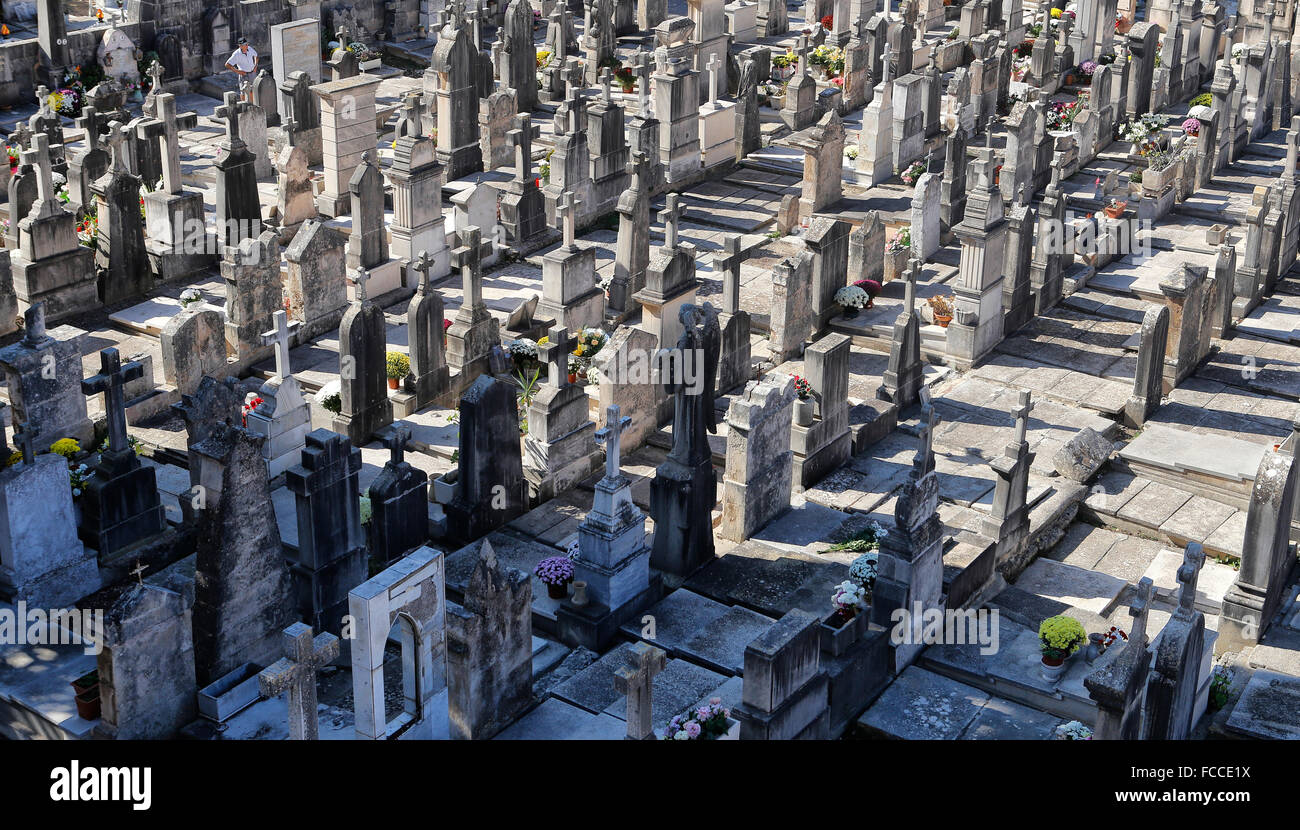 Gräber und Besucher während der Feier ein Tag religiöse fest in Spanien auf Palma De Mallorca Friedhof gesehen Stockfoto