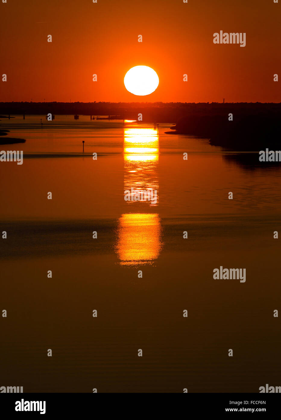 Sonnenuntergang über Isle of Palms, South Carolina in Atlantic Intracoastal Waterway. Stockfoto