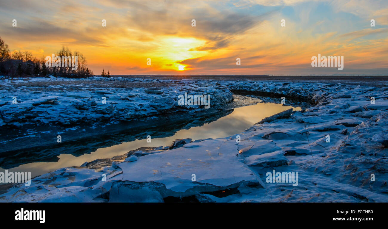 Sonnenuntergang von der Campbell Creek-Mündung in Anchorage, Alaska Stockfoto