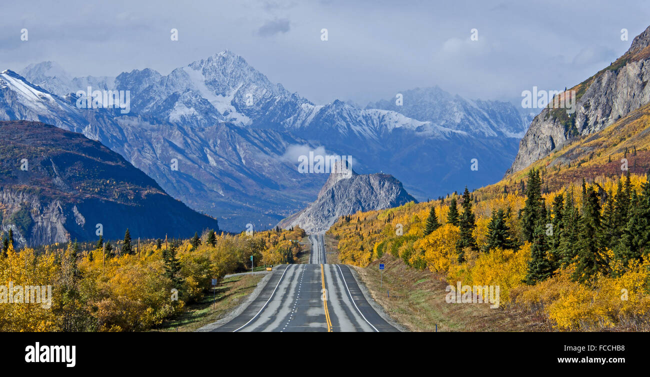 In Richtung Löwenkopf auf dem Glenn Highway im Herbst in Alaska Stockfoto