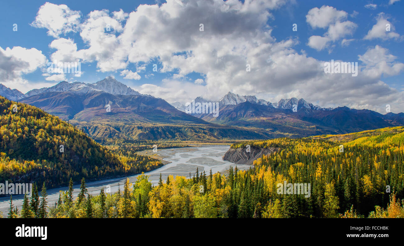 Die Matanuska River fließt unterhalb der Chugach Berge in Alaska Stockfoto