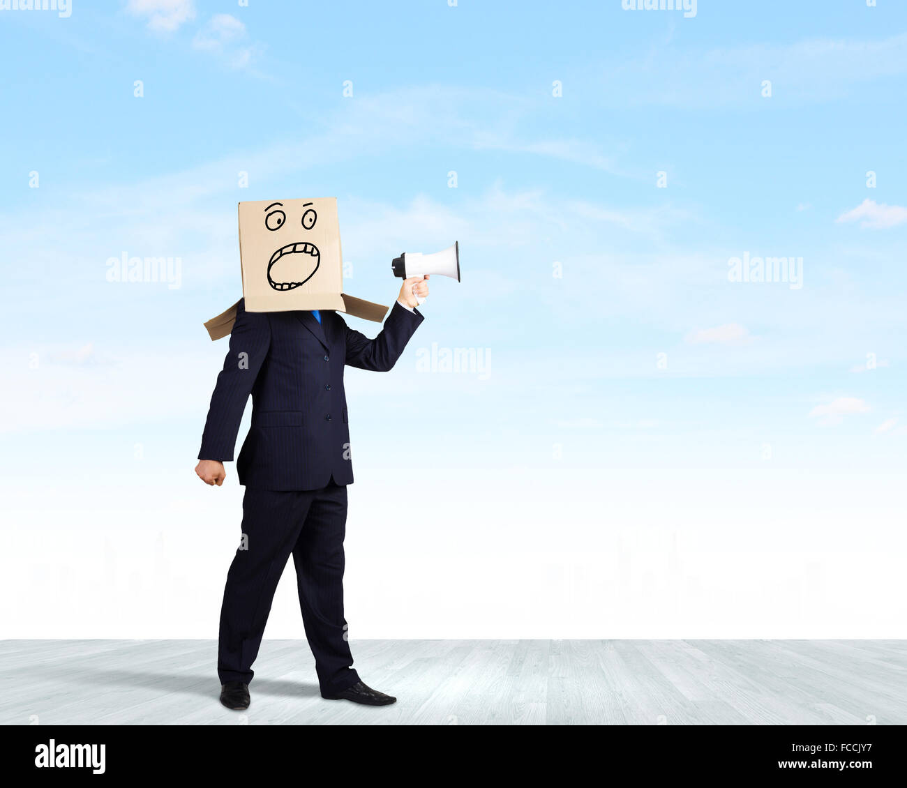 Geschäftsmann mit Box auf Kopf schreien im Megaphon Stockfoto