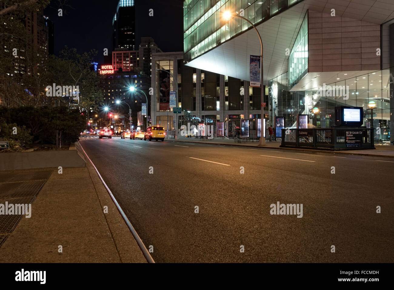 Suchen den Broadway hinunter von West 66th Street, Manhattan, New York City.  Lincoln Center und Vivian Beaumont Theater auf der rechten Seite Stockfoto