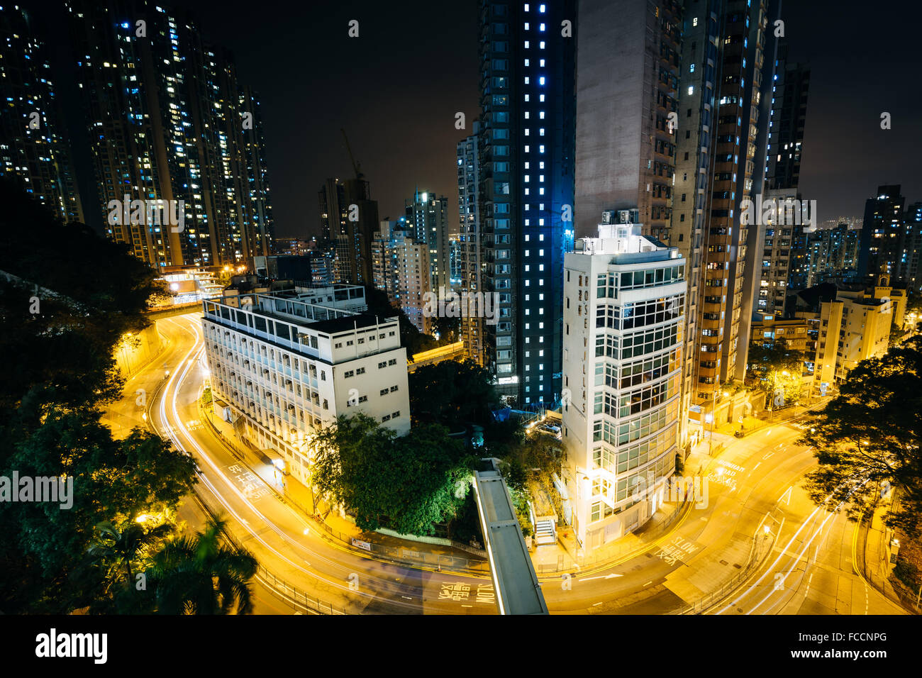 Blick auf die Wolkenkratzer und Pok Fu Lam Straße bei Nacht, von der Hong Kong University in Hong Kong, Hong Kong. Stockfoto